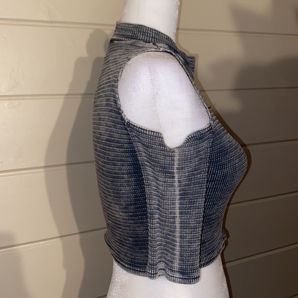 Cold shoulder crop top Size medium - Picture 3 of 12